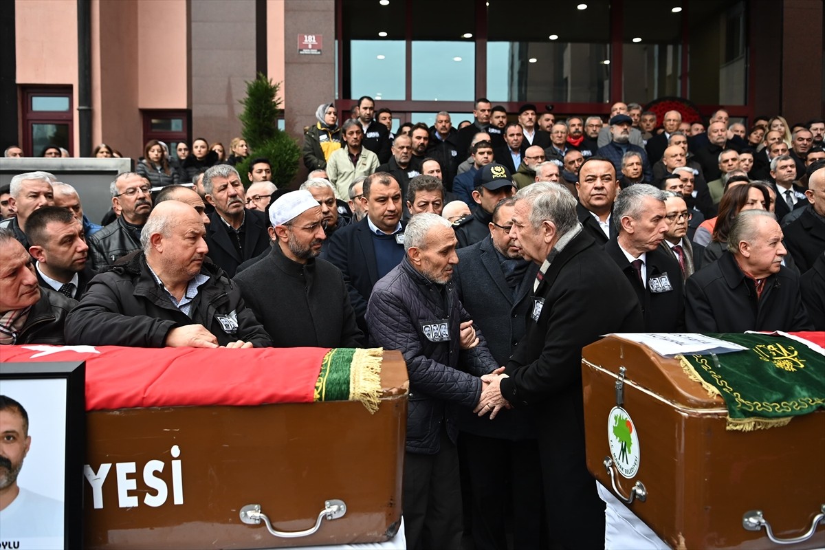 Ankara'nın Mamak ilçesinde zift yüklü kamyonun otomobile çarpması sonucu hayatını kaybeden 3...