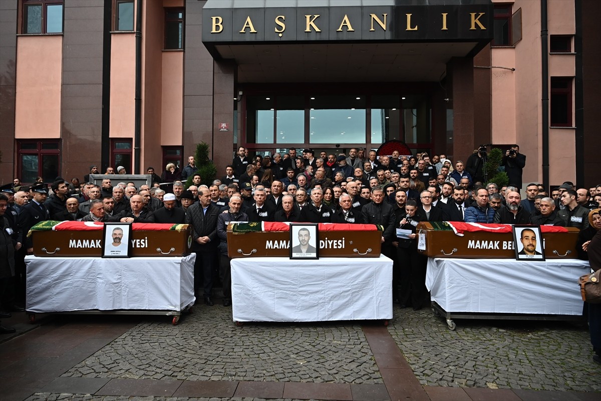 Ankara'nın Mamak ilçesinde zift yüklü kamyonun otomobile çarpması sonucu hayatını kaybeden 3...