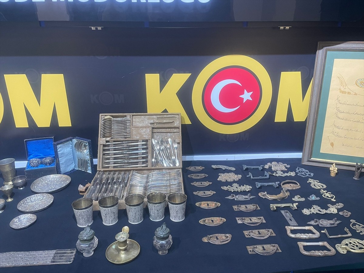 Ankara ve İstanbul'da tarihi eser kaçakçılığı yaptıkları iddiasıyla 12 şüpheliye yönelik...