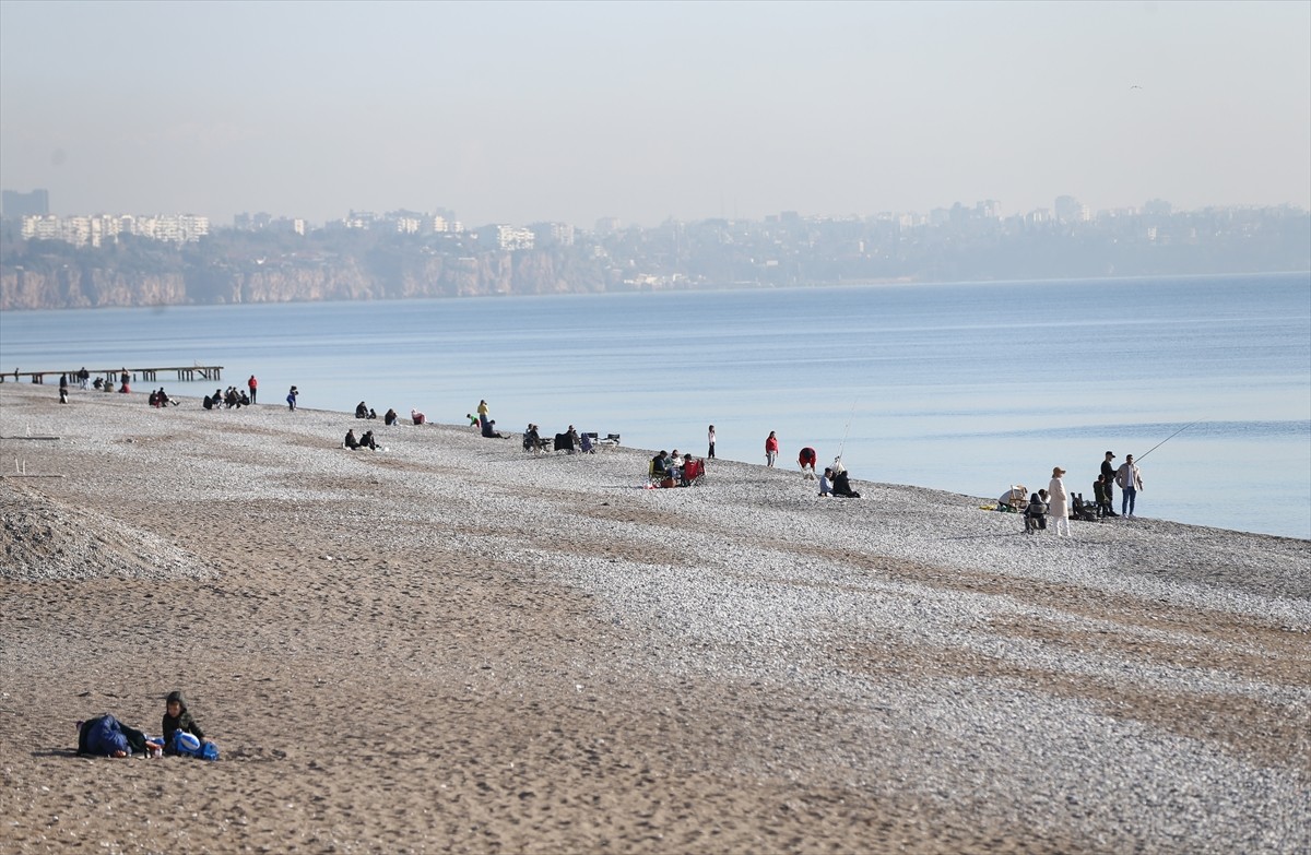 Antalya'da güneşli havayı değerlendirmek isteyen kent sakinleri ve turistler sahillerde yoğunluk...