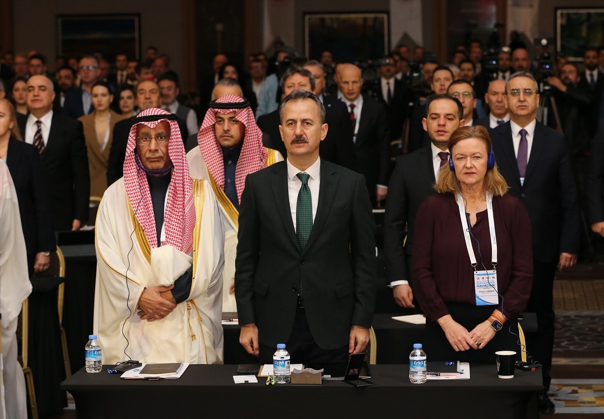 Antalya'daki Belek Turizm Merkezi'nde bir otelde bu yıl dördüncüsü düzenlenen "Savunma ve...