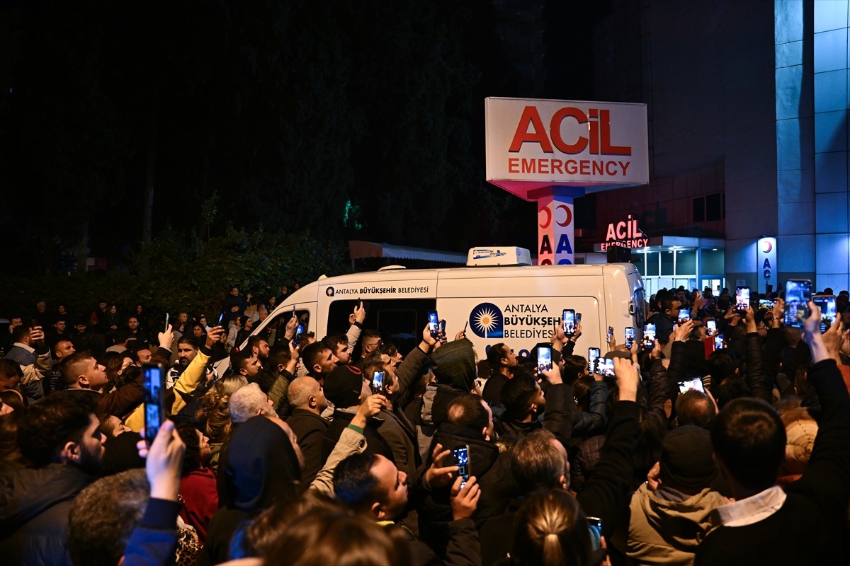 Antalya'daki bir hastanede tedavi gören 79 yaşındaki sanatçı Ferdi Tayfur yaşamını yitirdi....