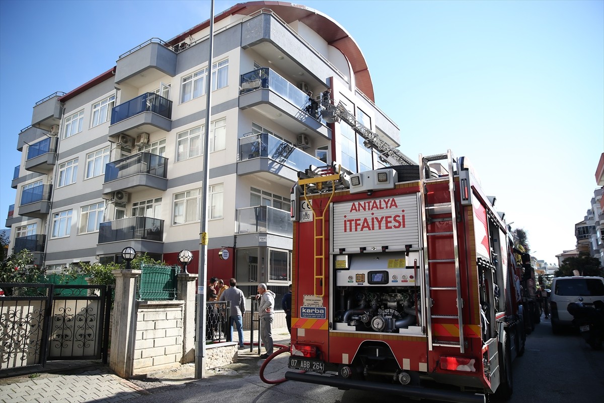  Antalya'nın Alanya ilçesinde 4 katlı binada çıkan yangında mahsur kalan 5 kişi, itfaiye...