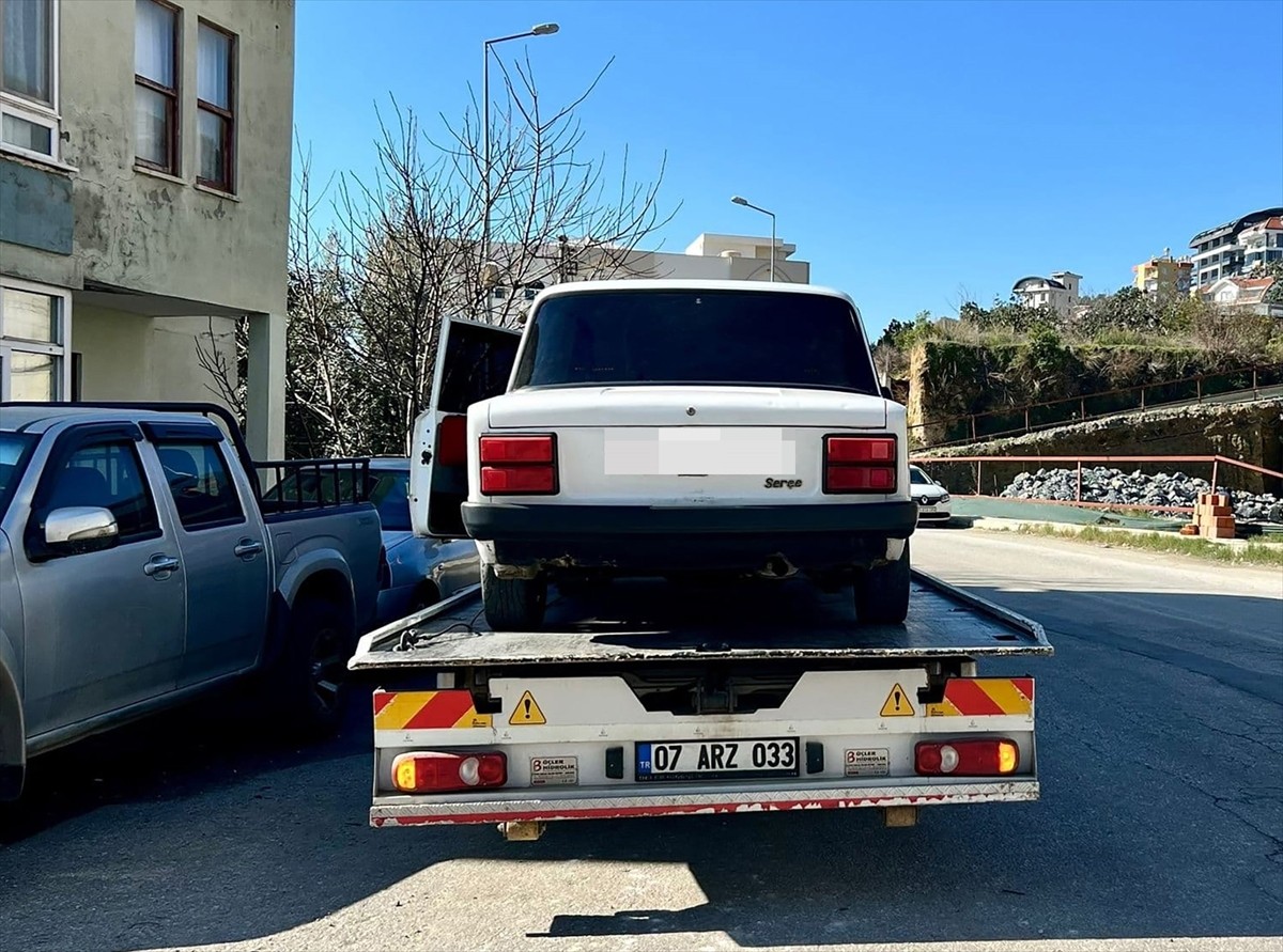 Antalya'nın Alanya ilçesinde ehliyetsiz kullandığı ve muayenesiz otomobille çıktığı trafikte drift...