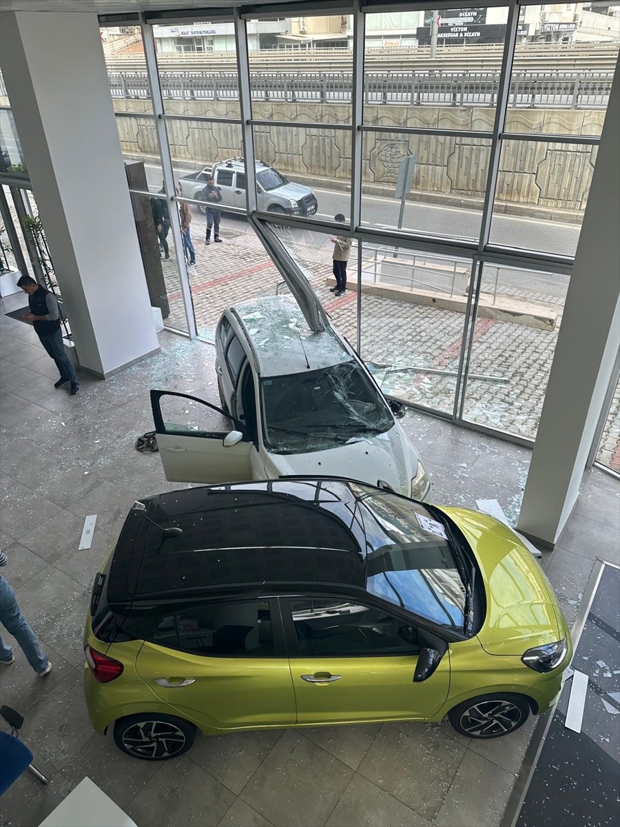 Antalya'nın Alanya ilçesinde kamyonetle çarpışan otomobilin iş yerine girdiği kazada yaralanan...