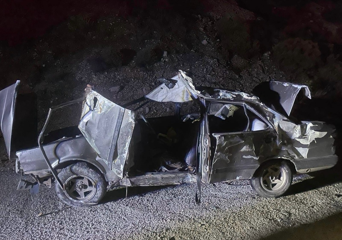 Antalya'nın Kaş ilçesinde uçurumdan yuvarlanan otomobildeki 1 kişi hayatını kaybetti, 2 kişi...