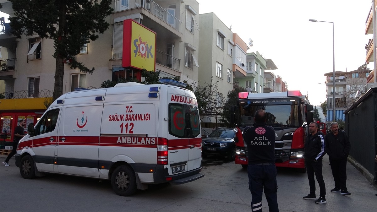 Antalya'nın Kepez ilçesinde, bir apartman dairesinde çıkan yangında dumandan etkilenen çift...