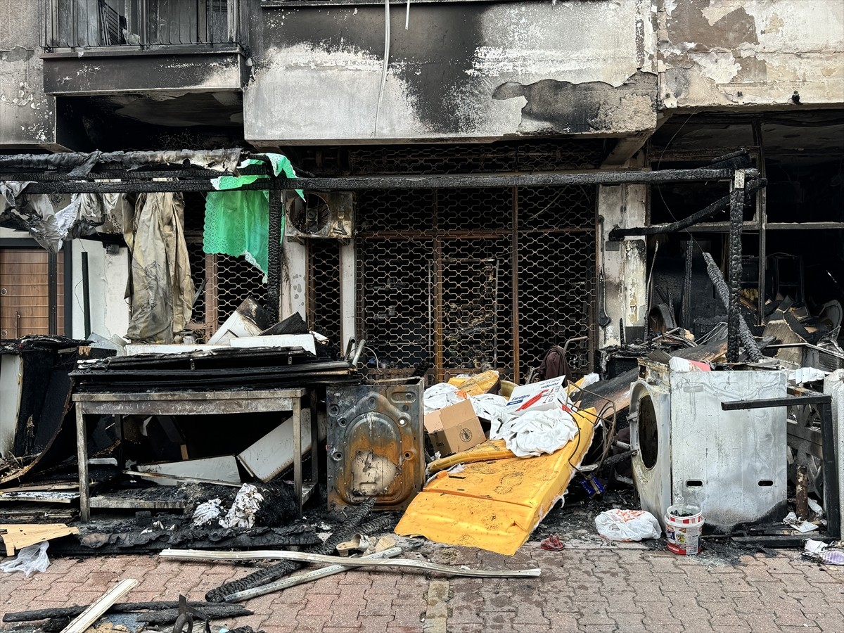 Antalya'nın Muratpaşa ilçesinde, 1 kişinin öldüğü, 2 kişinin yaralandığı iş yeri yangınına ilişkin...