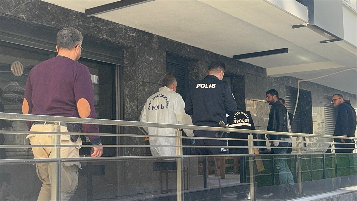 Antalya'nın Muratpaşa ilçesinde bir kişi evinde ölü bulundu. Polis ekipleri, olay yerinde inceleme...