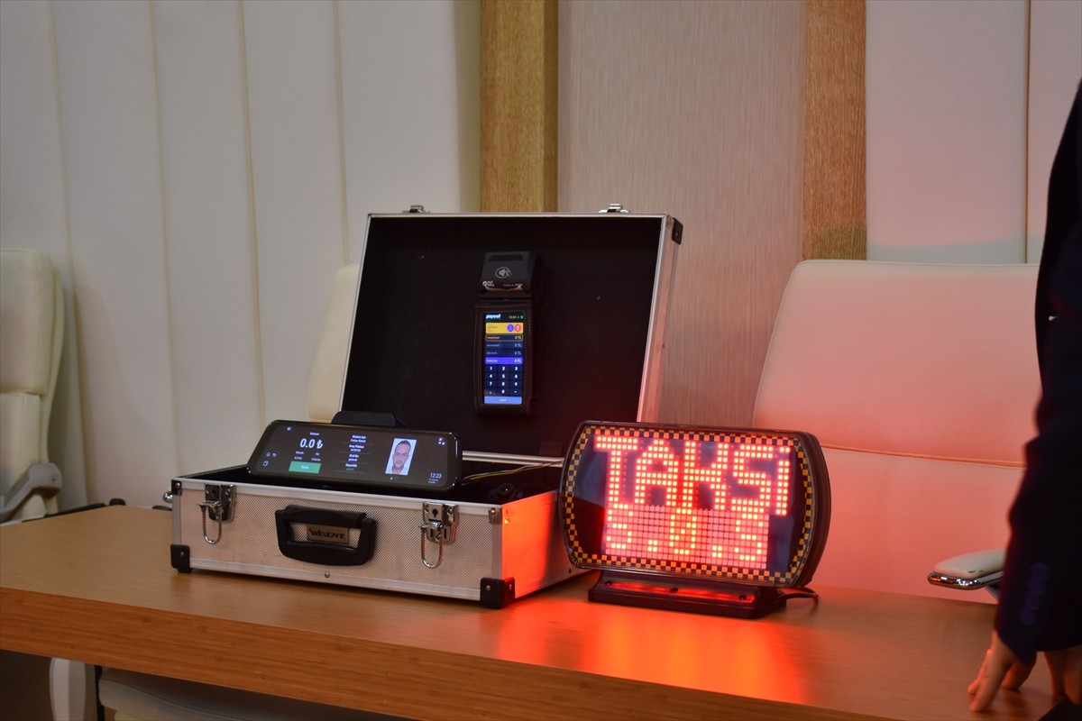 Antalya Büyükşehir Belediye Başkanı Muhittin Böcek, kentte faaliyet gösteren taksilere ücretsiz...