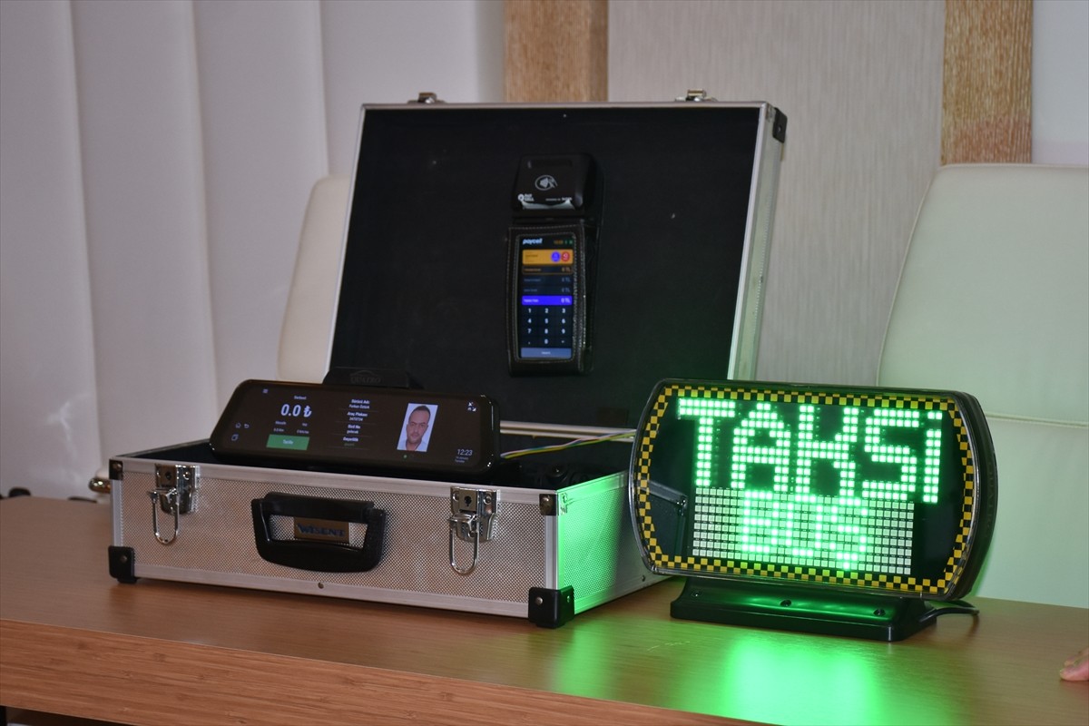 Antalya Büyükşehir Belediye Başkanı Muhittin Böcek, kentte faaliyet gösteren taksilere ücretsiz...