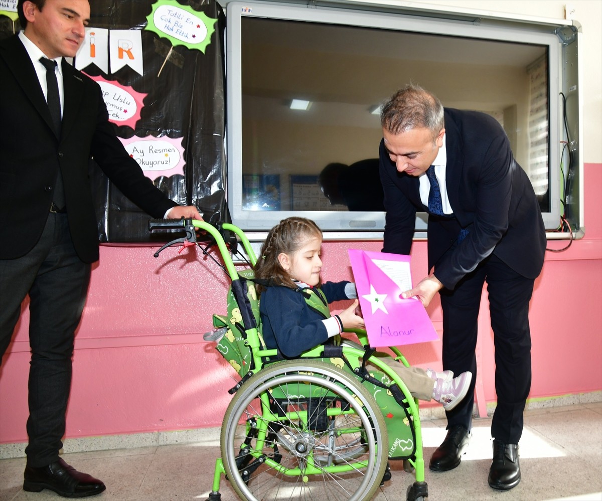 Ardahan'da 2024-2025 eğitim öğretim yılının birinci döneminin sona ermesiyle öğrenciler...