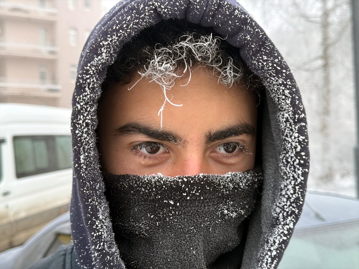 Ardahan'da kar yağışından sonra soğuk hava etkili oldu. Soğuk nedeniyle yol ve kaldırımlarda...