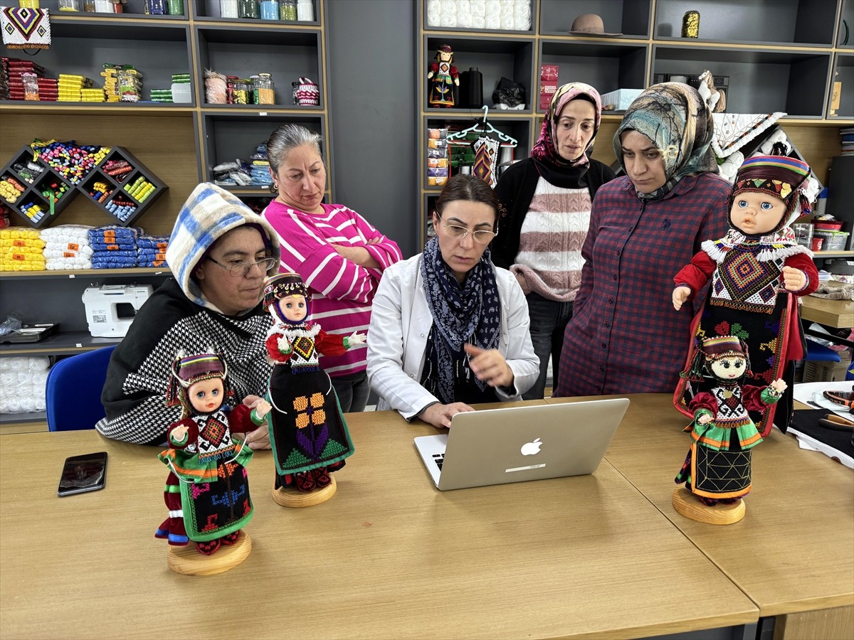 Ardahan'ın geleneklerini yaşatan Damal Bebek Evi'ndeki usta öğreticiler, Anadolu Ajansının (AA)...