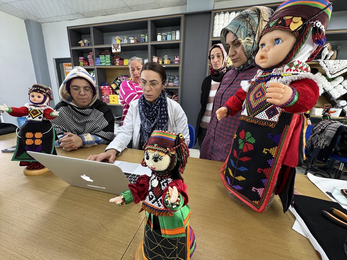 Ardahan'ın geleneklerini yaşatan Damal Bebek Evi'ndeki usta öğreticiler, Anadolu Ajansının (AA)...