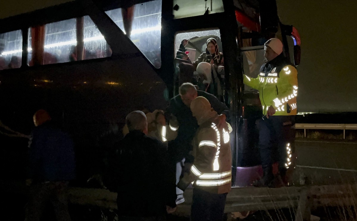 Arnavutköy'de sürücüsü kalp krizi geçiren tur otobüsü önce bir otomobile, ardından bariyerlere...