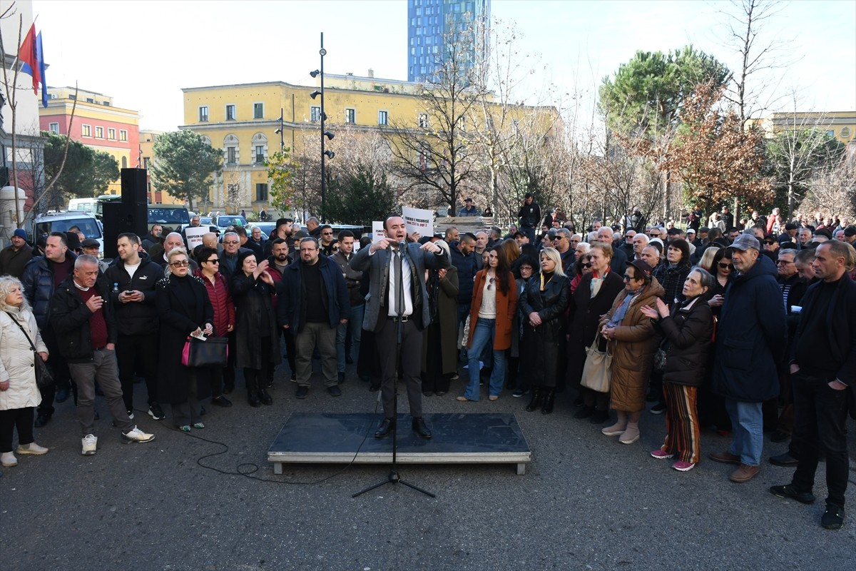 Arnavutluk'un başkenti Tiran'da belediyedeki yolsuzluk iddiaları nedeniyle aylardır süren...