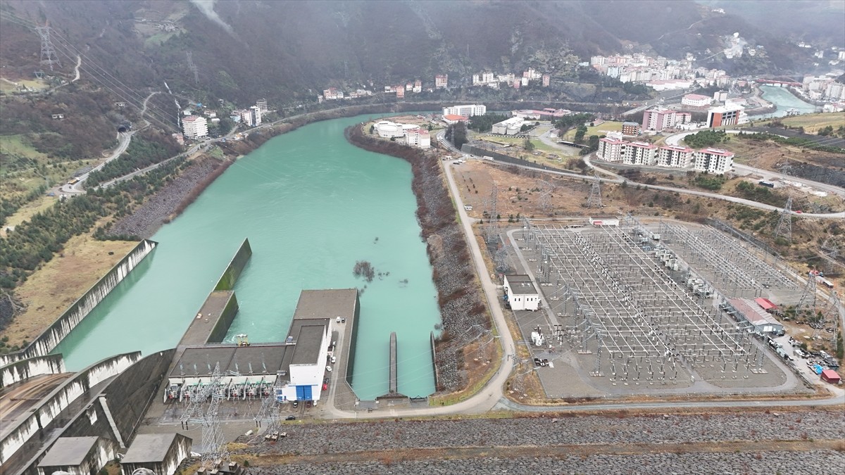 Artvin'de Çoruh Nehri üzerinde faaliyet gösteren 5 barajda 2024'te 7,1 milyar kilovatsaat enerji...