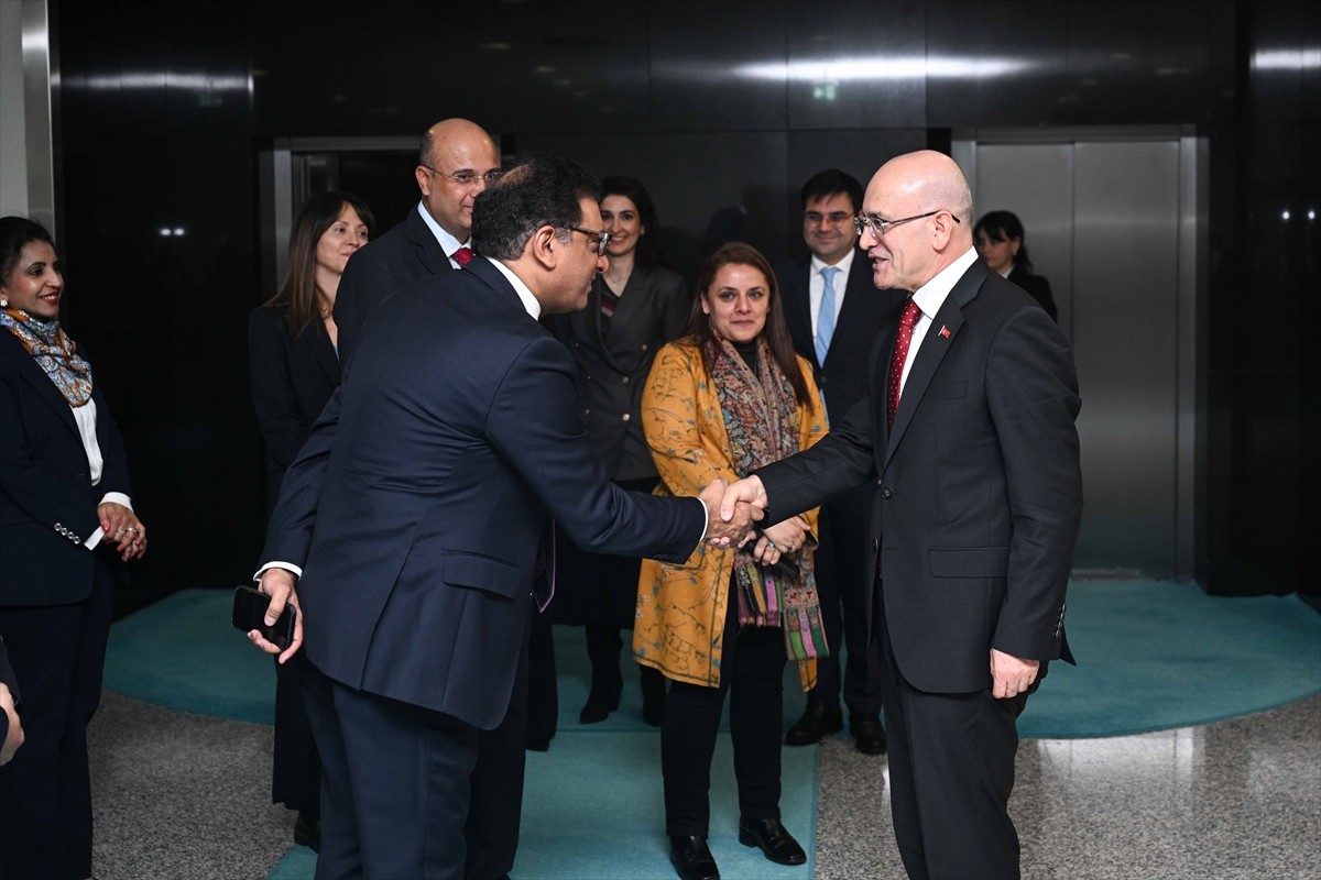 Asya Kalkınma Bankası (AKB) Türkiye'de faaliyete başlama kararı alırken, kamu ve özel sektör;...