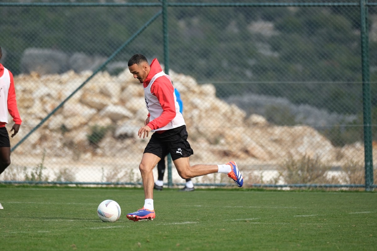 Atakaş Hatayspor, Trendyol Süper Lig'in 18. haftasında yarın deplasmanda Fenerbahçe ile yapacağı...