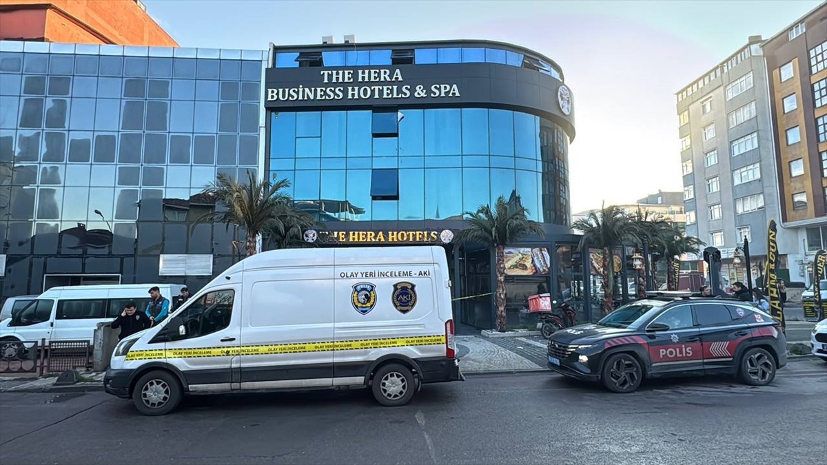 Ataşehir'de bir otelde çıkan yangında 3'ü ağır 5 kişi yaralandı. Yangında yaralanan 3 otel...