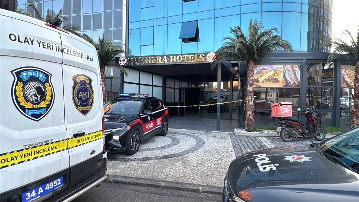 Ataşehir'de bir otelde çıkan yangında 3'ü ağır 5 kişi yaralandı. Yangında yaralanan 3 otel...