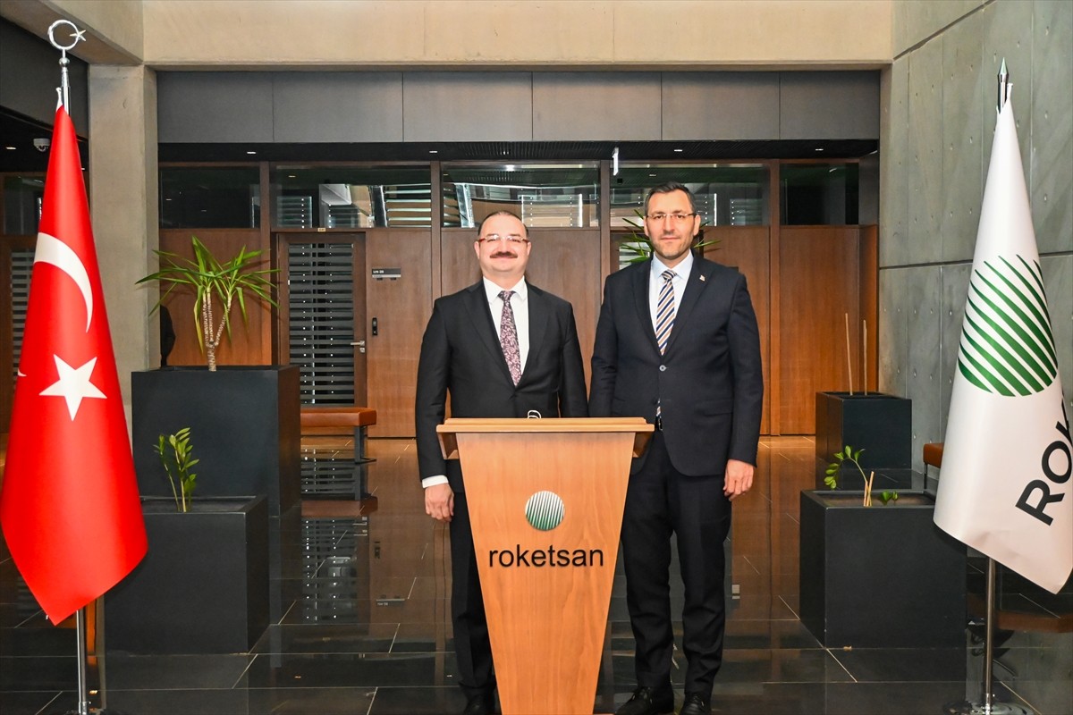 Atatürk Üniversitesi Rektörü Prof. Dr. Ahmet Hacımüftüoğlu (solda), roket ve füze üretimi...
