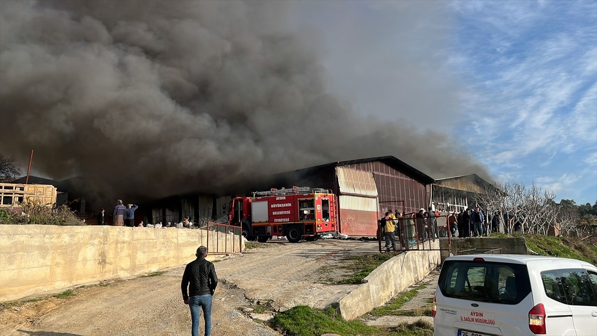Aydın'ın Bozdoğan ilçesinde kıl çadırı üreten bir işletmede çıkan yangına müdahale edildi.  Haber...