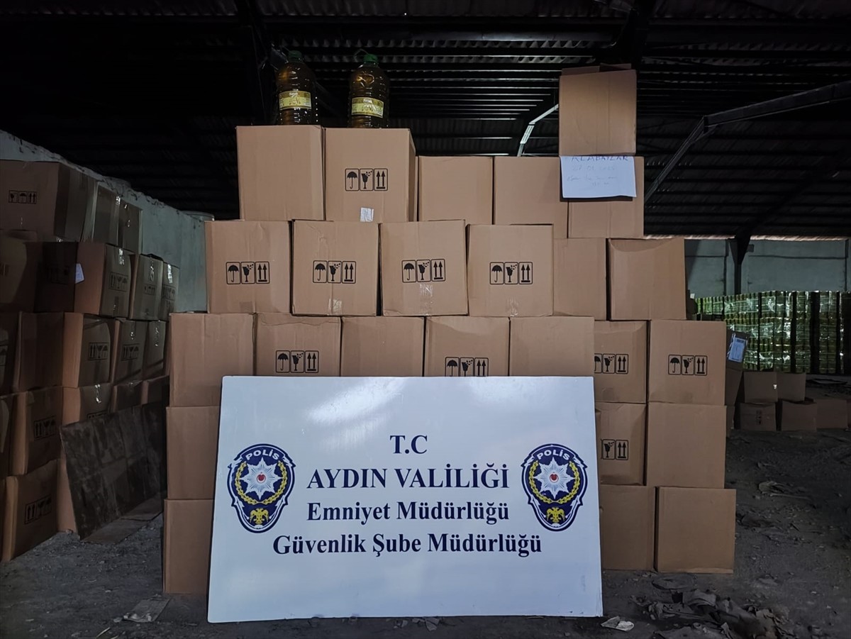 Aydın'ın Efeler ilçesinde bir araçta 2 bin 700 litre tağşişli yağ ele geçirildi. 