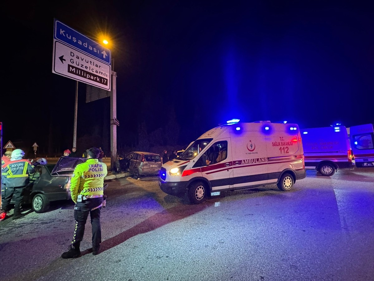 Aydın'ın Söke ilçesinde iki otomobilin çarpışması sonucu yaralanan 5 kişi, hastaneye...