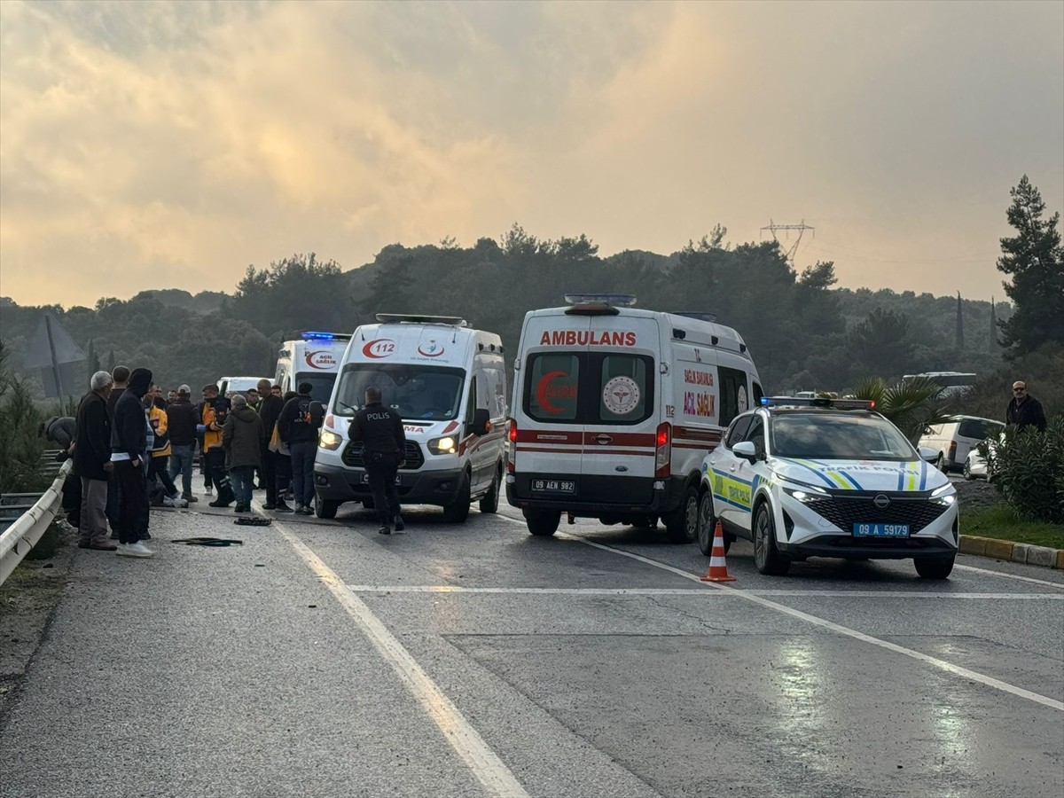 Aydın'ın Söke ilçesinde otomobilin park halindeki araca çarpması sonucu 1 kişi öldü, biri ağır 4...