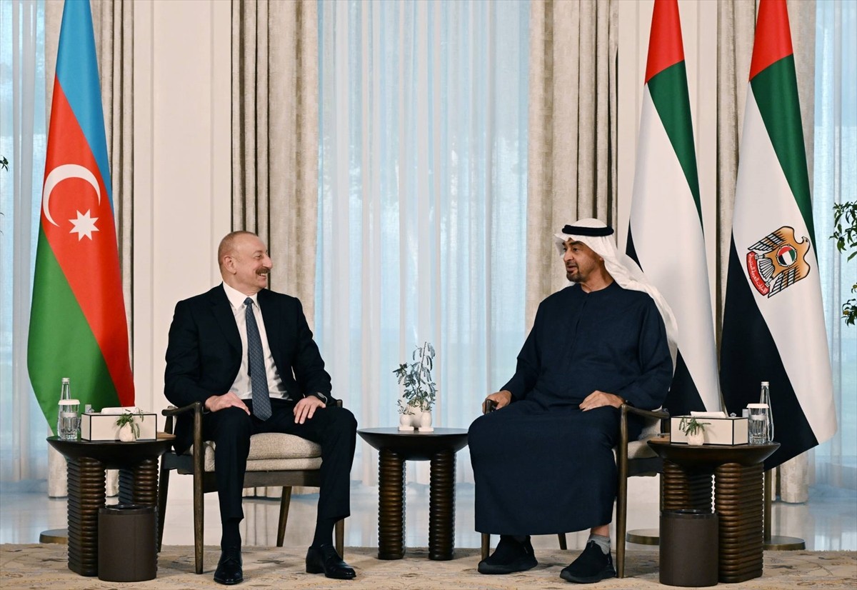 Azerbaycan Cumhurbaşkanı İlham Aliyev (solda), Birleşik Arap Emirlikleri (BAE) Devlet Başkanı Şeyh...