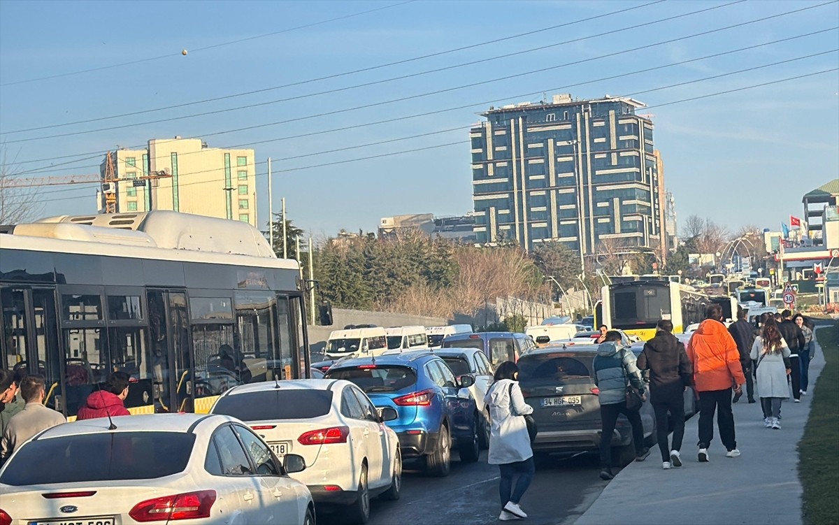 Bahçelievler'de, körüğü arızalanan İETT otobüsüne başka bir İETT otobüsünün çarpması nedeniyle...