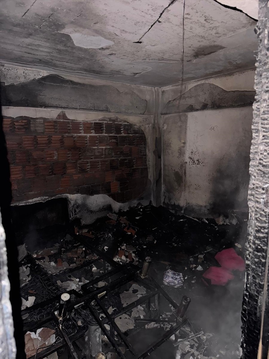 Balıkesir'in Bandırma ilçesinde bir binada çıkan yangında dumandan etkilenen kişi hayatını...