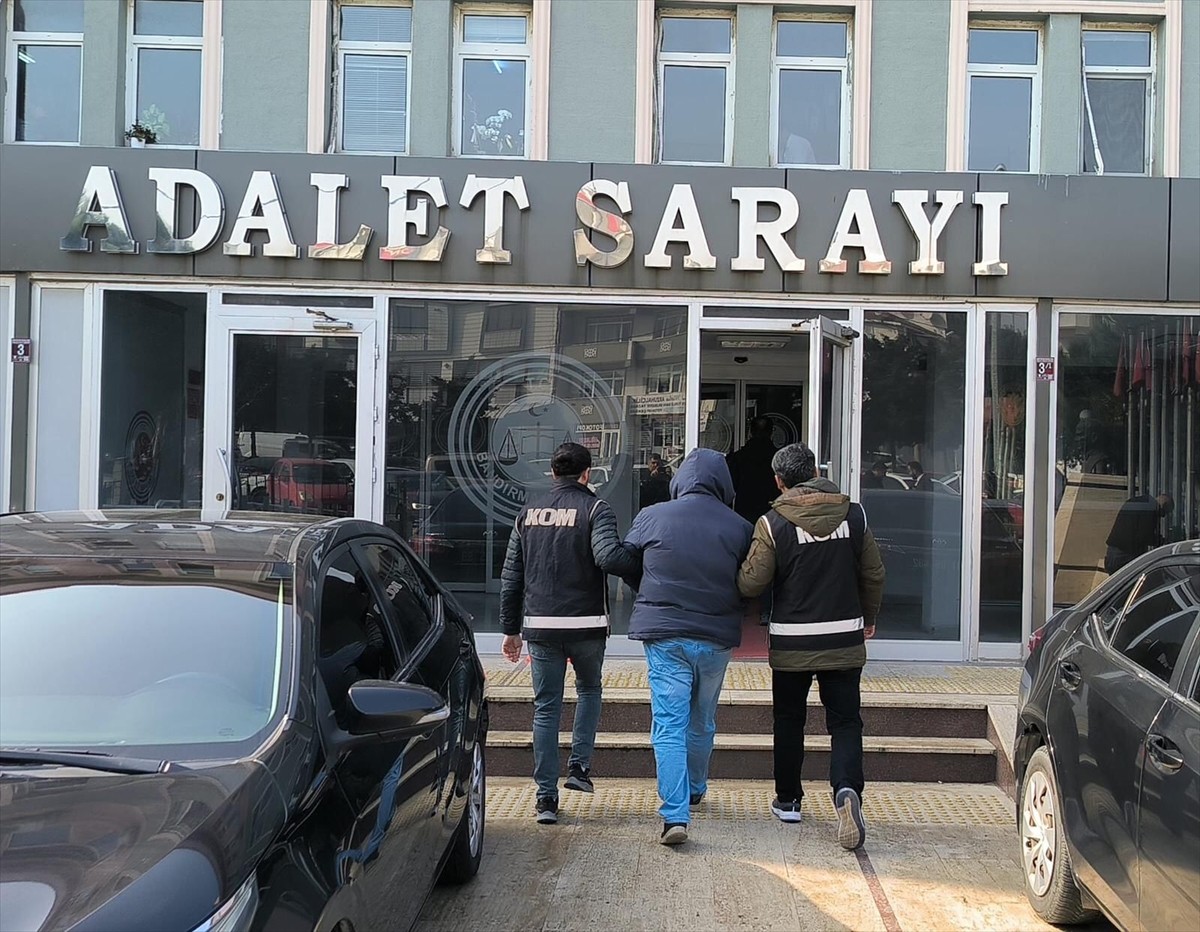 Balıkesir'in Erdek ilçesinde hakkında 8 yıl 9 ay kesinleşmiş hapis cezası bulunan firari FETÖ...