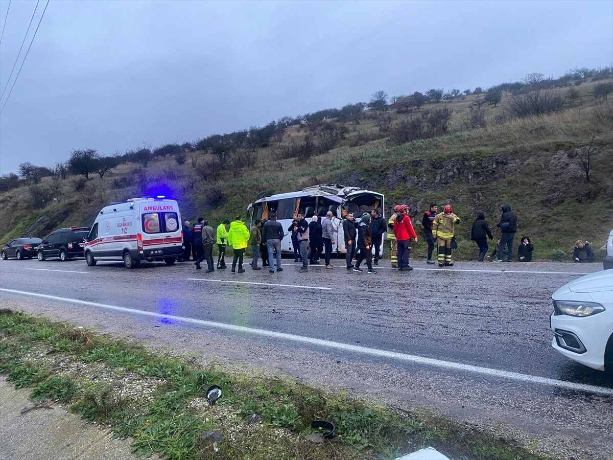 Balıkesir'in Gönen ilçesinde işçileri taşıyan servis midibüsünün devrilmesi sonucu 25 kişi...