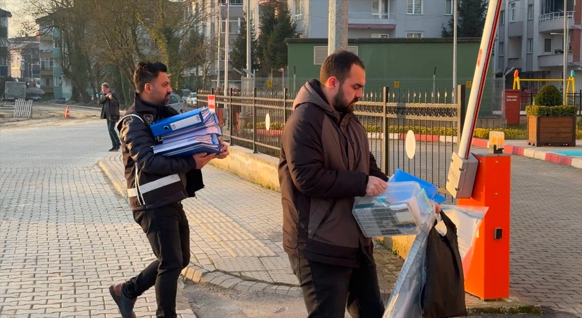 Bartın'da düzenlenen "sahte rapor" operasyonunda gözaltına alınan 17 zanlı adliyeye sevk...