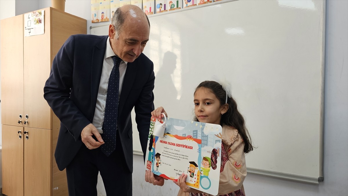 Batman'da 2024-2025 eğitim öğretim yılının birinci döneminin sona ermesiyle öğrenciler karnelerini...