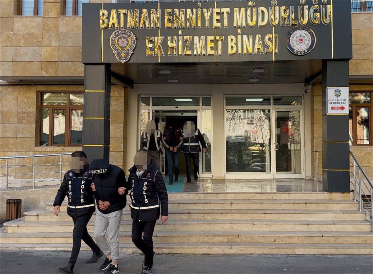 Batman'da motosiklet ile kapkaç yaptıkları iddiasıyla gözaltına alınan 2 şüpheli...