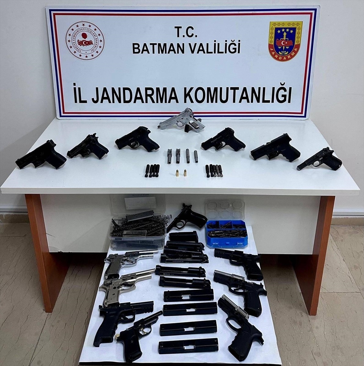 Batman'da yetki belgesi olmamasına rağmen silah tamiratı yapan şüpheli gözaltına alındı....