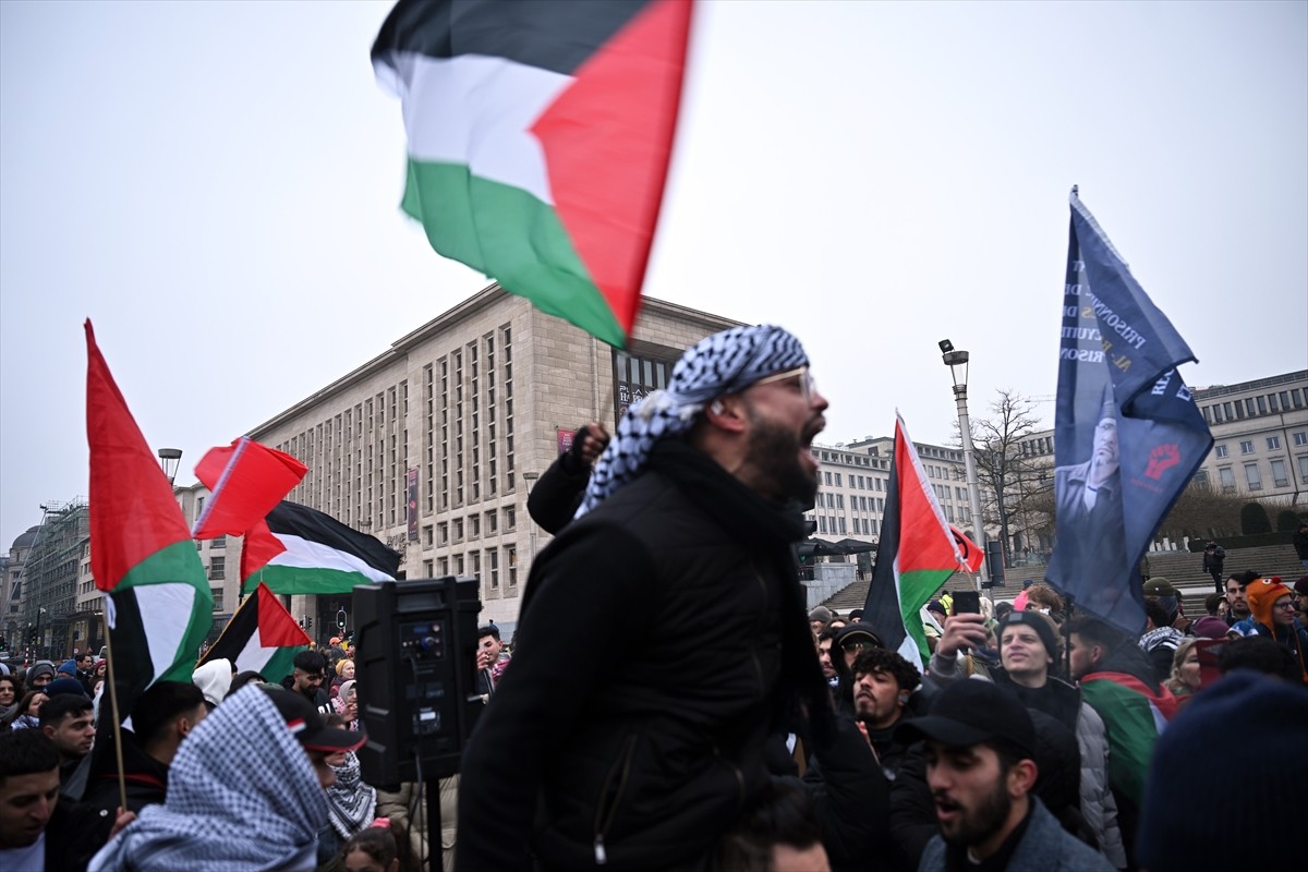 Belçika'nın başkenti Brüksel'de yüzlerce kişi, ABD'de görevi devralmaya hazırlanan seçilmiş başkan...