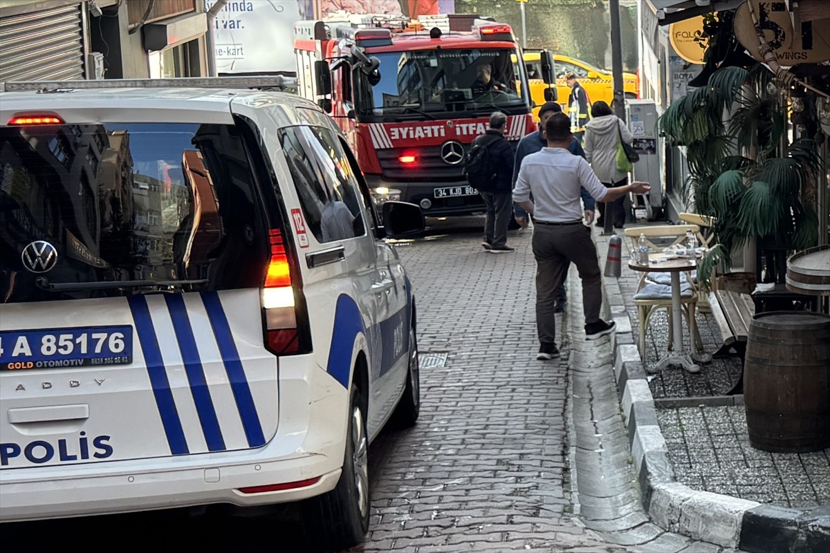 Beşiktaş'ta lokantada çıkan yangında bir kişi dumandan etkilendi. İhbar üzerine bölgeye itfaiye...