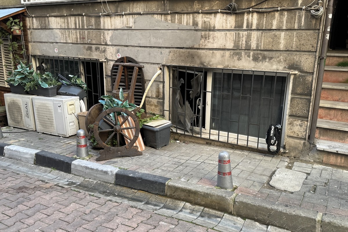 Beşiktaş'ta lokantada çıkan yangında bir kişi dumandan etkilendi. İhbar üzerine bölgeye itfaiye...