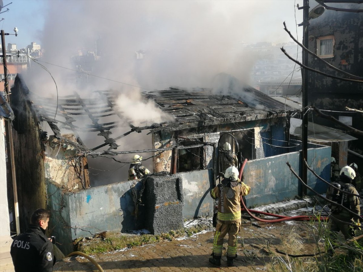 Beyoğlu'nda, gecekonduda çıkan yangın itfaiye ekiplerinin müdahalesiyle söndürüldü.