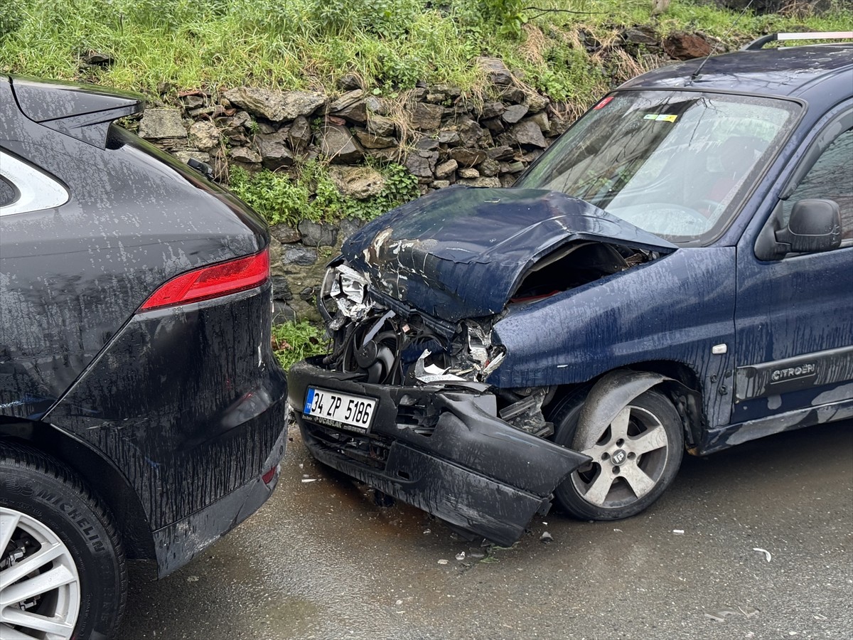 Beyoğlu'nda kontrolden çıkarak 7 aracın karıştığı zincirleme kazaya neden olan kamyonetin...