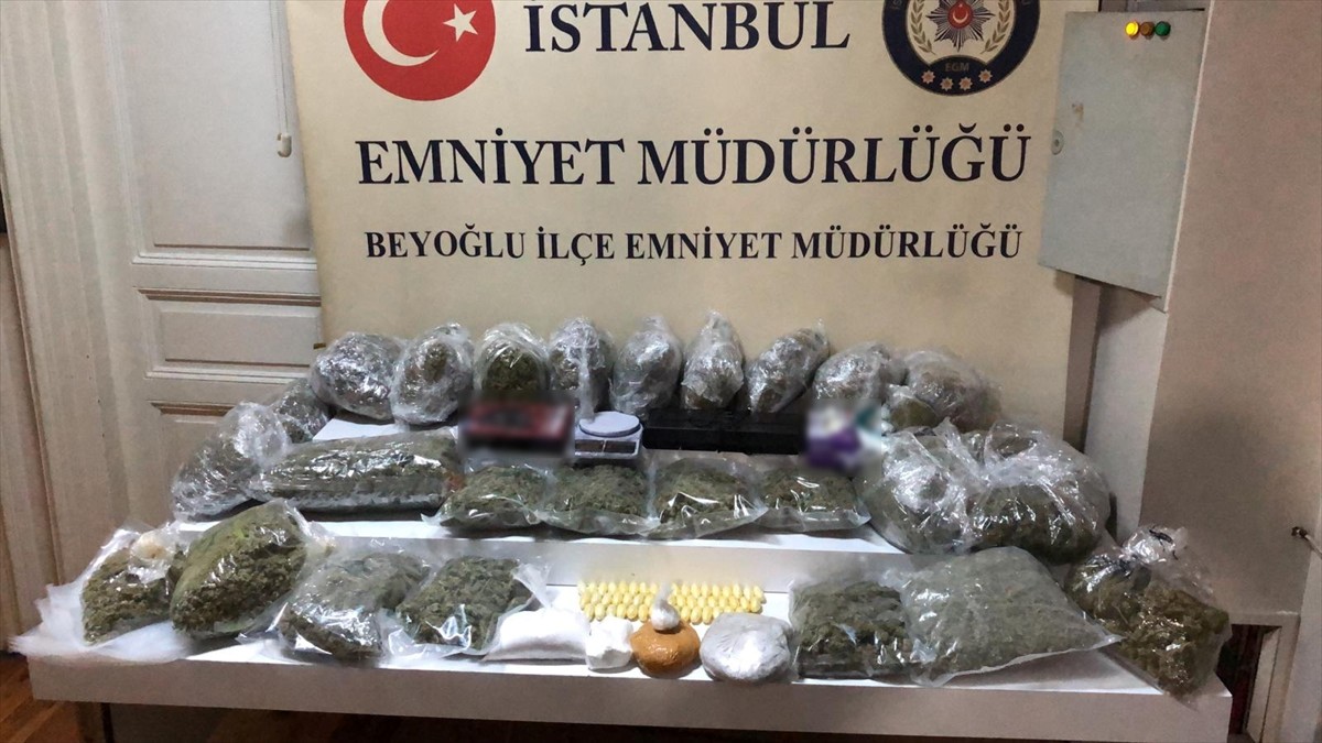 Beyoğlu'nda, üzerinde ve evinde yapılan aramada toplam 30 kilograma yakın uyuşturucu madde bulunan...