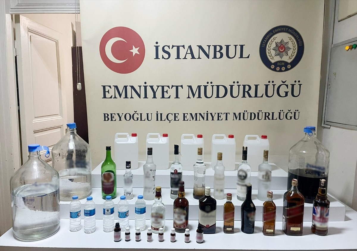 Beyoğlu Fetihtepe Mahallesi'nde su satışı yapılan dükkanda 72 litre sahte içki ele geçirildi, iş...