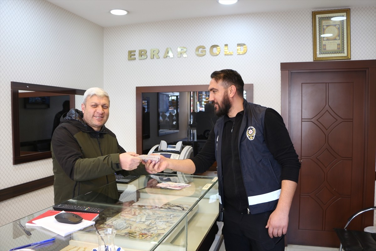 Bingöl'ün Karlıova ilçesinde kuyumculara sahte altın satan 3 şüpheli gözaltına alındı. Ekipler...