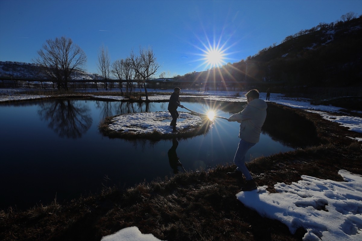 Bingöl'ün Solhan ilçesinde Turna Gölü'ndeki yüzen adalar, her mevsim doğaseverlerin ilgi odağı...