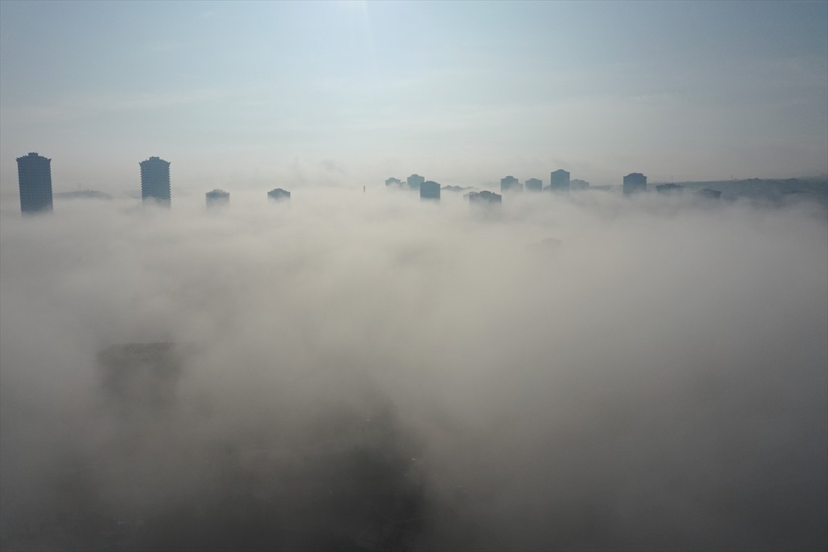 Bir bölümü sis altında kalan Kastamonu, dronla görüntülendi. Şehrin üzerine yayılan sis nedeniyle...